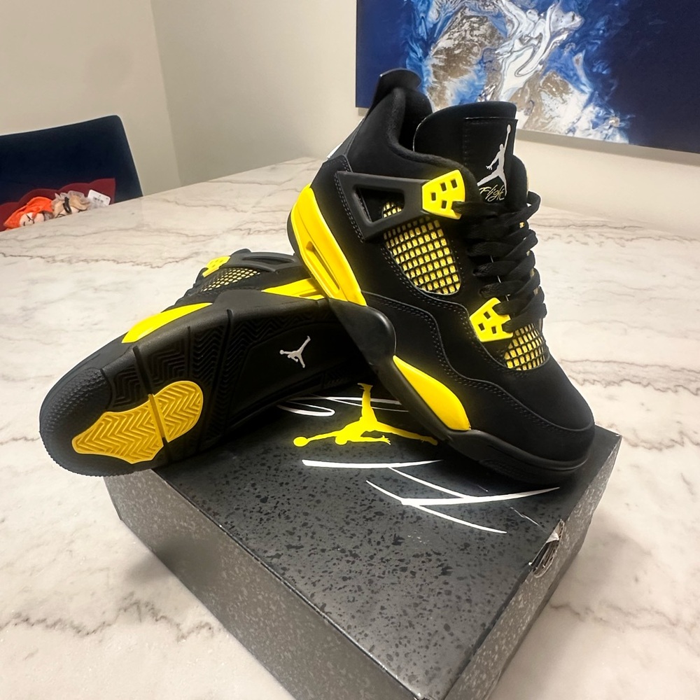 Jordan 4 Thunder